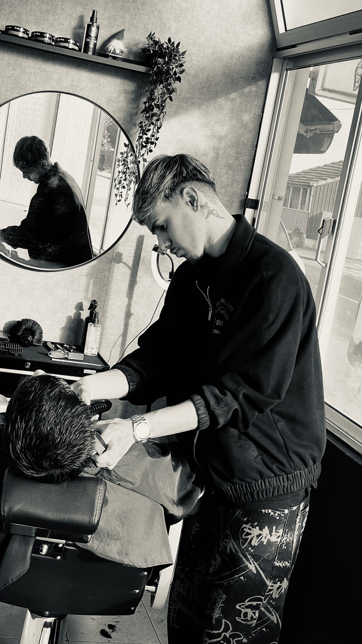 Kevin a trabalhar num corte de cabelo